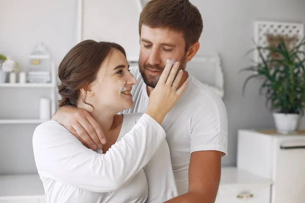 Mooi stel brengen tijd door in een keuken — Stockfoto