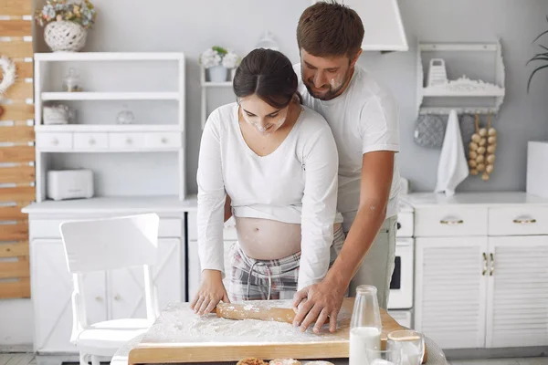 Schönes Paar verbringt Zeit in einer Küche — Stockfoto