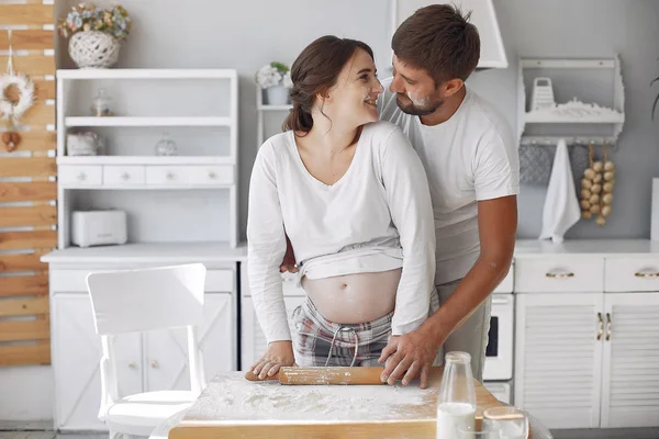 Schönes Paar verbringt Zeit in einer Küche — Stockfoto