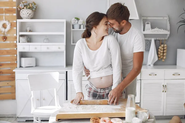 Beautiful couple spend time in a kitchen — Stock Photo, Image