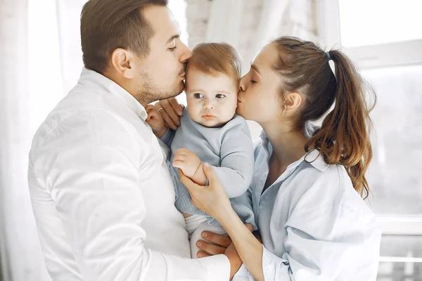 Hermosa familia pasar tiempo en un dormitorio — Foto de Stock