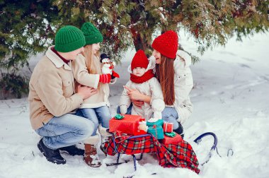 Kış parkında tatlı kızları olan bir aile.