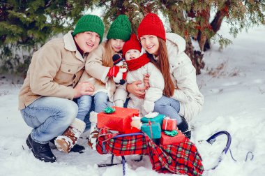 Kış parkında tatlı kızları olan bir aile.