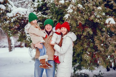 Kış parkında tatlı kızları olan bir aile.