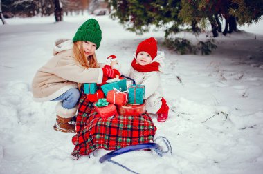 Kış parkındaki tatlı küçük kız.