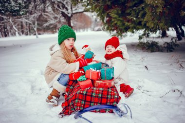 Kış parkındaki tatlı küçük kız.