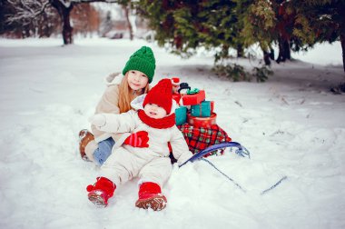 Kış parkındaki tatlı küçük kız.