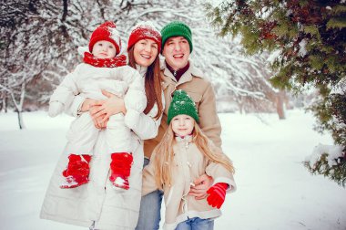 Kış parkında tatlı kızları olan bir aile.