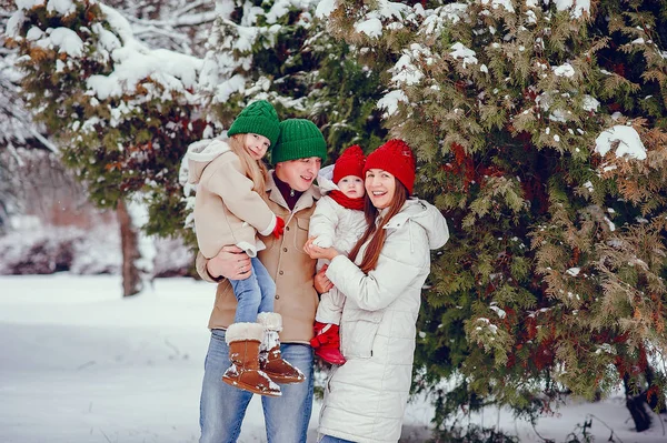 Семья с милыми дочерьми в зимнем парке — стоковое фото