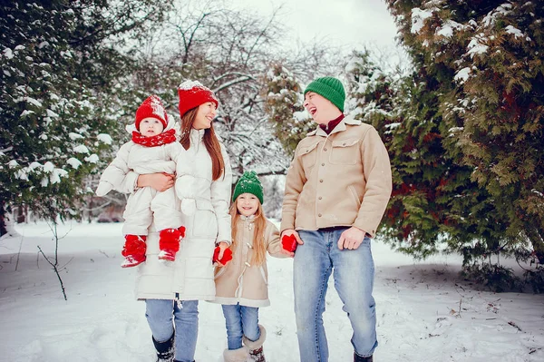 Rodzina z uroczymi córkami w zimowym parku — Zdjęcie stockowe