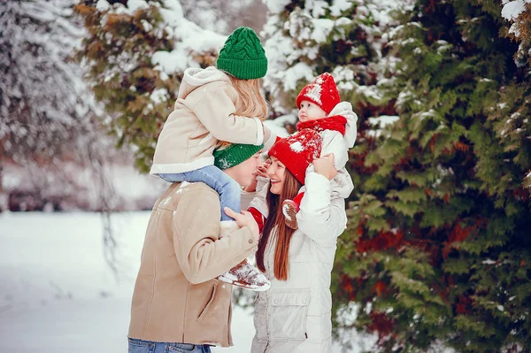 Família com filhas bonitos em um parque de inverno — Fotografia de Stock