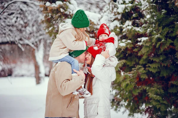 Familia con hijas lindas en un parque de invierno — Foto de Stock