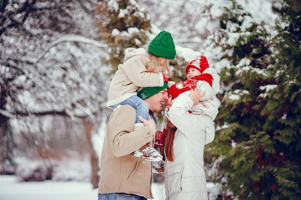 Сім'я з милими доньками в зимовому парку — стокове фото