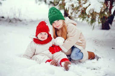 Kış parkındaki tatlı küçük kız.