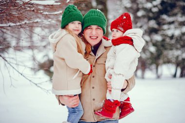 Kış parkında tatlı kızları olan baba.