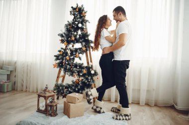 Evde kalın kazaklar içinde sevimli bir çift var.
