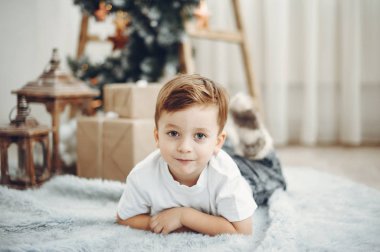 Sevimli küçük çocuk evde yerde yatıyor.