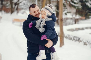 Baba ve kızı bir kış parkı
