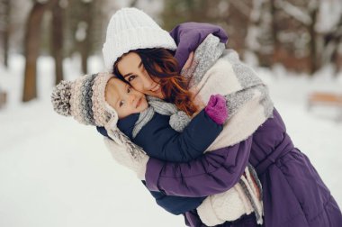 Anne ve kızı bir kış parkı