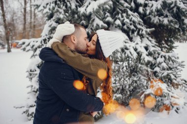 Kış parkında kocasıyla güzel bir kadın.