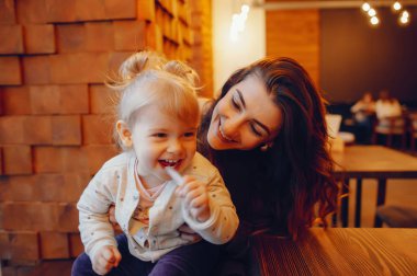 Anne ve kızı bir kafede oturuyor.