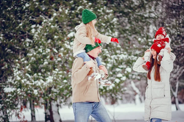 Familia con hijas lindas en un parque de invierno — Foto de Stock