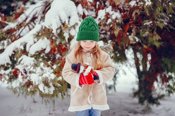 Linda niña en un parque de invierno — Foto de Stock
