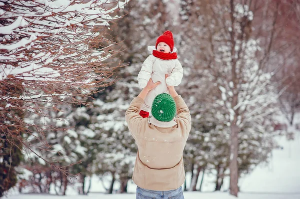 Padre con linda hija en un parque de invierno — Foto de Stock