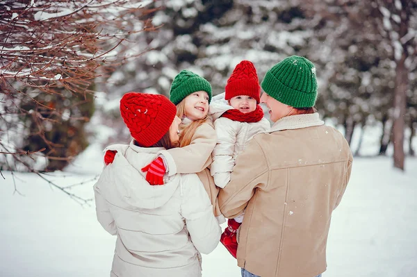 Famiglia con figlie carine in un parco invernale — Foto Stock