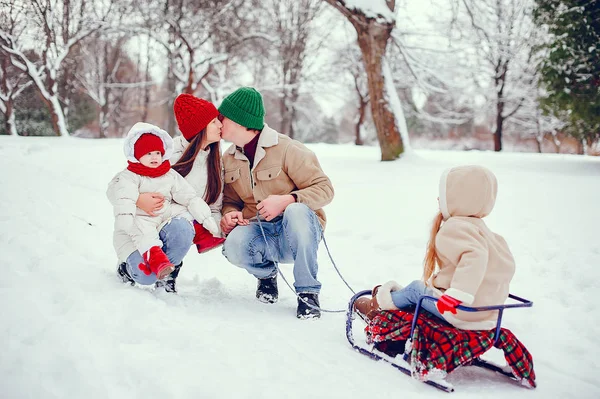 Familie mit niedlichen Töchtern im Winterpark — Stockfoto