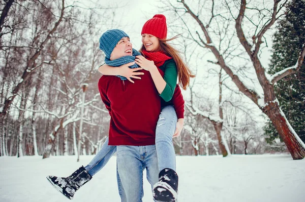 Χαριτωμένο ζευγάρι διασκεδάστε σε ένα χειμερινό πάρκο — Φωτογραφία Αρχείου