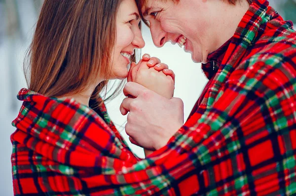 Casal bonito se divertir em um parque de inverno — Fotografia de Stock