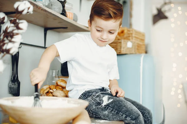 Lindo niño sentado en una cocina — Foto de Stock