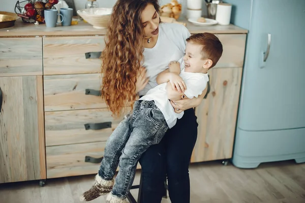 Amar a família sentada em uma cozinha em casa — Fotografia de Stock