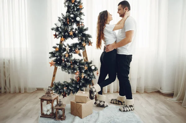 Couple mignon à la maison dans un pull chaud — Photo