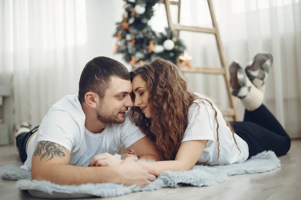 Nettes Paar zu Hause im warmen Pullover — Stockfoto