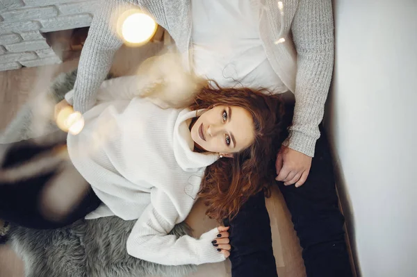 따뜻 한 스웨터를 입고 집에 있는 귀여운 부부 — 스톡 사진