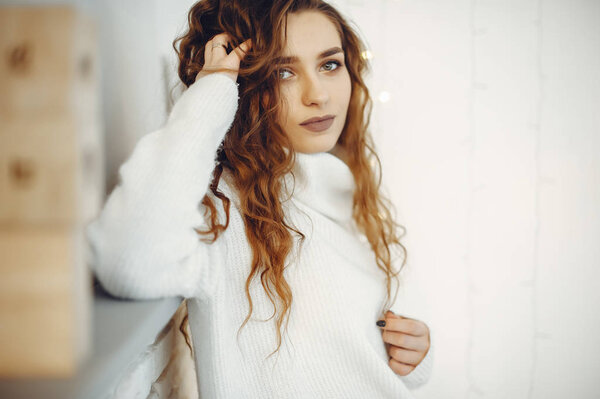 Симпатичная милашка в тёплом свитере
