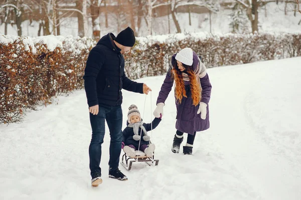 Nette Familie im Winterpark — Stockfoto