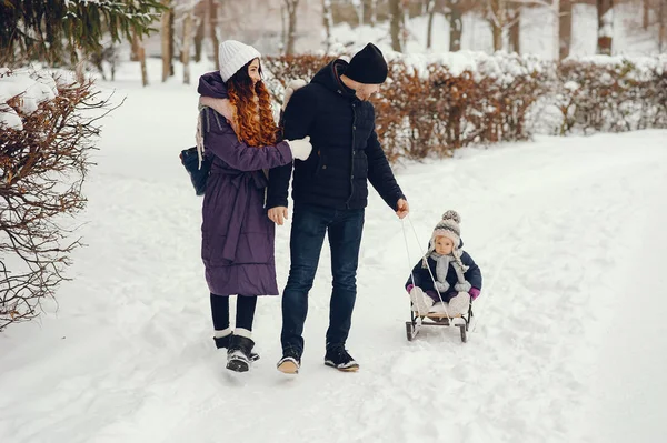 Nette Familie im Winterpark — Stockfoto