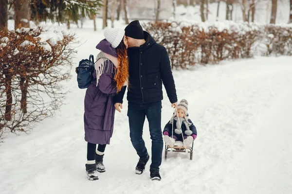 Söt familj i en vinterpark — Stockfoto