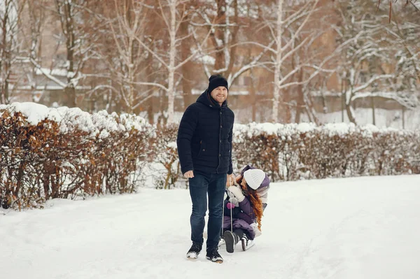 Linda familia en un parque de invierno — Foto de Stock