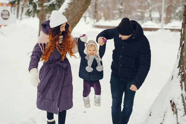 Little girl with parents in a winter park — Stock Photo, Image
