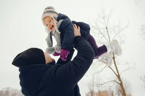 Pai e filha em um parque de inverno — Fotografia de Stock