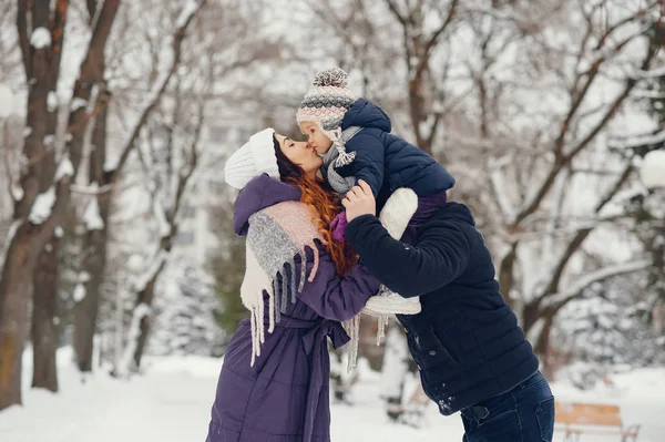 Menina com pais em um parque de inverno — Fotografia de Stock
