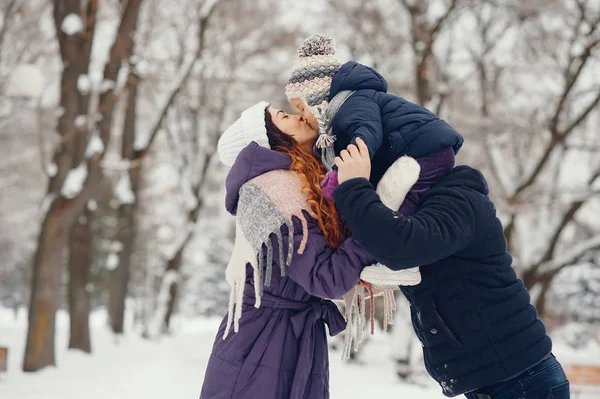 Kleines Mädchen mit Eltern im Winterpark — Stockfoto