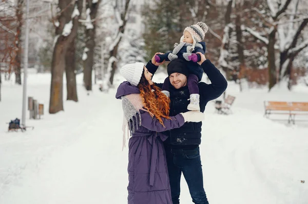 Niña con padres en un parque de invierno — Foto de Stock