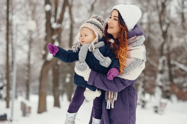 Mãe e filha em um parque de inverno — Fotografia de Stock