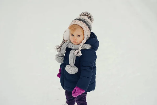 Linda niña en el parque de invierno — Foto de Stock