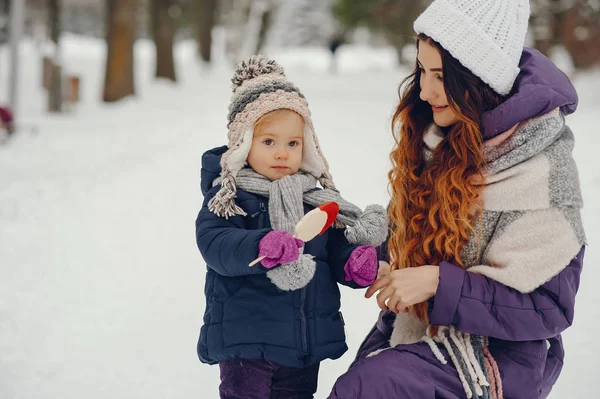Madre e hija en un parque de invierno — Foto de Stock